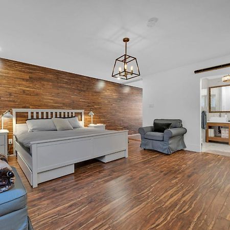 Amazing Fully Renovated Apartment On Queen St. Toronto Bagian luar foto