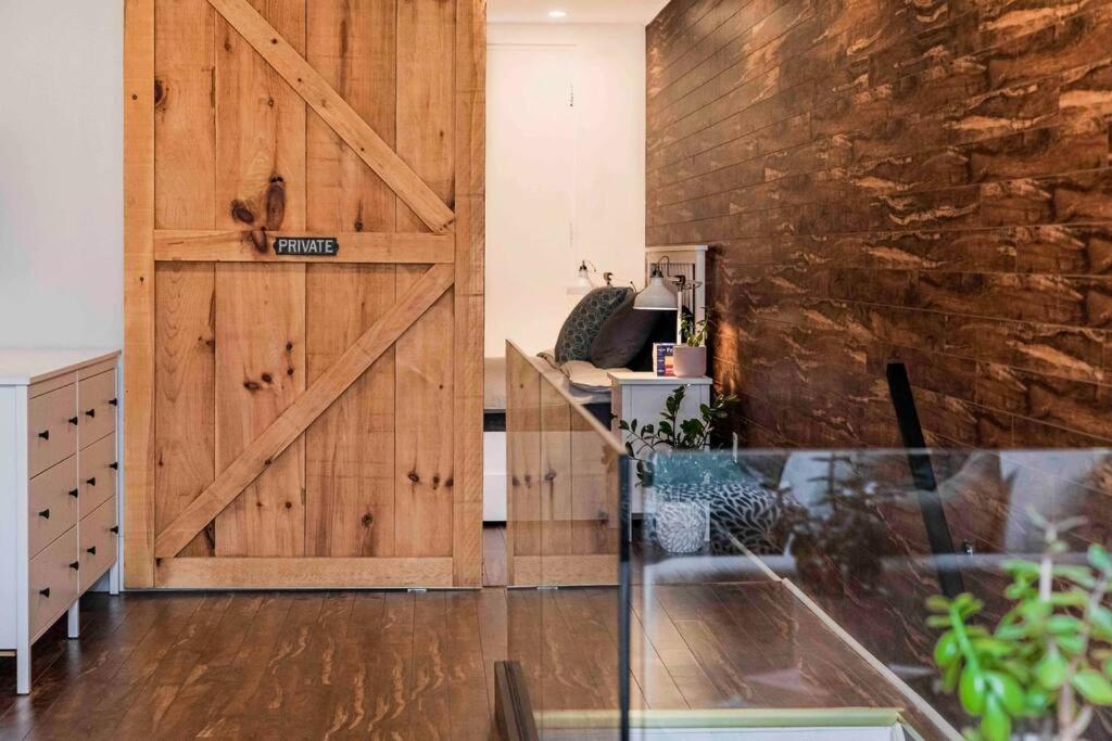 Amazing Fully Renovated Apartment On Queen St. Toronto Bagian luar foto