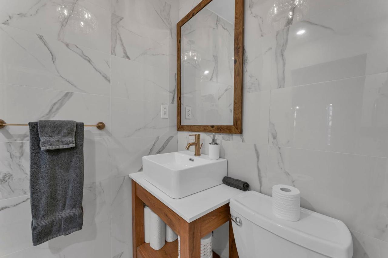 Amazing Fully Renovated Apartment On Queen St. Toronto Bagian luar foto