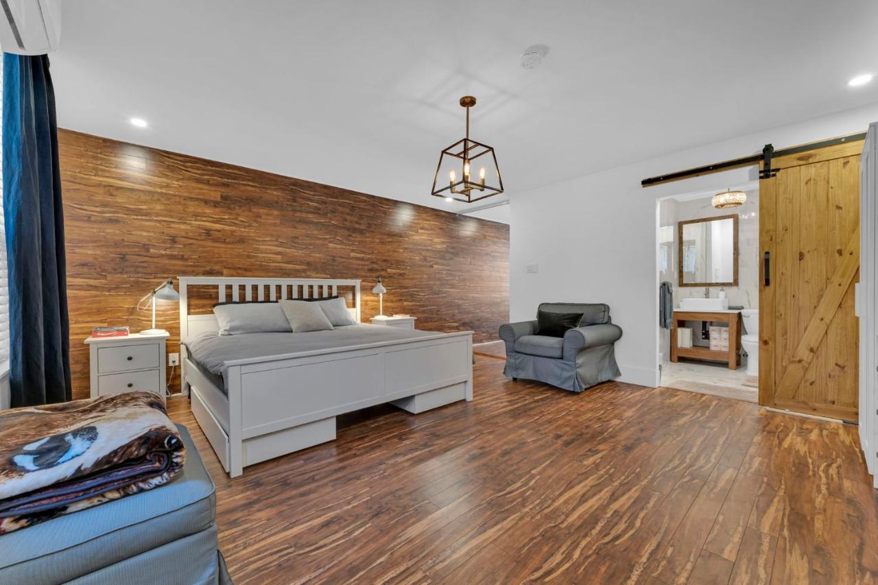 Amazing Fully Renovated Apartment On Queen St. Toronto Bagian luar foto