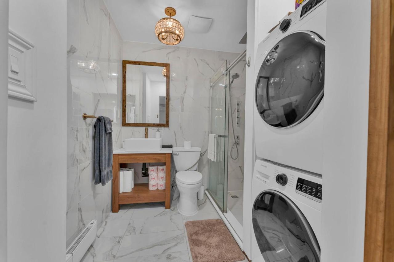 Amazing Fully Renovated Apartment On Queen St. Toronto Bagian luar foto