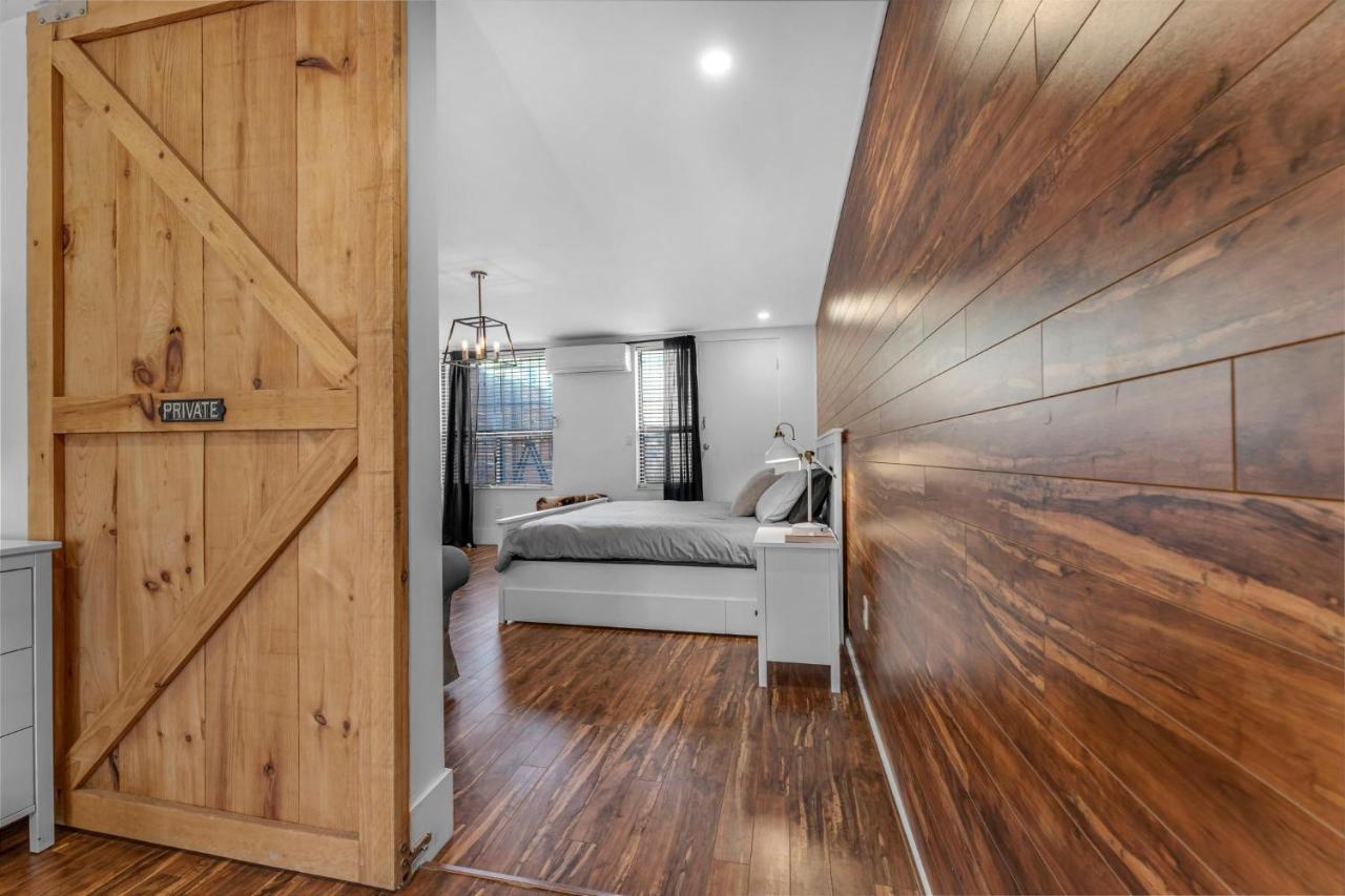 Amazing Fully Renovated Apartment On Queen St. Toronto Bagian luar foto