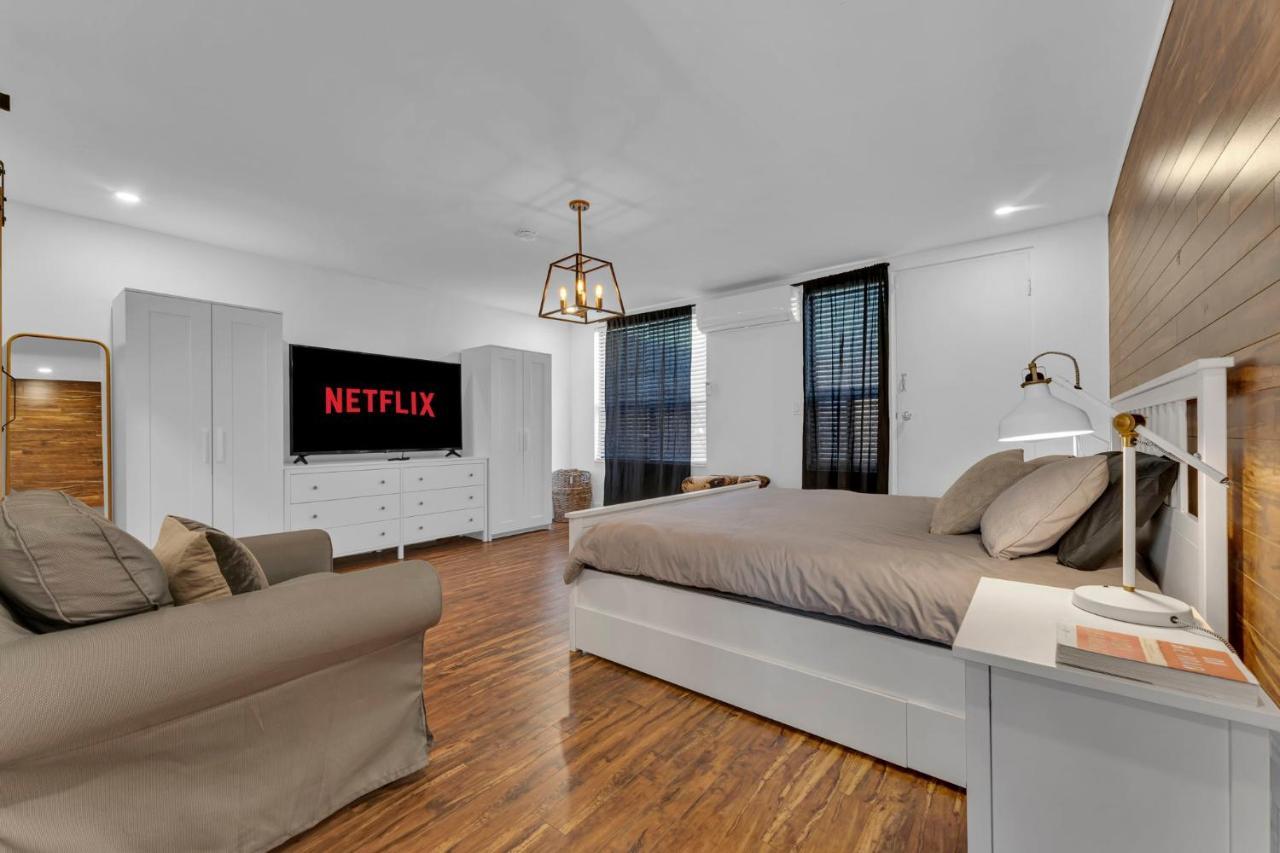 Amazing Fully Renovated Apartment On Queen St. Toronto Bagian luar foto