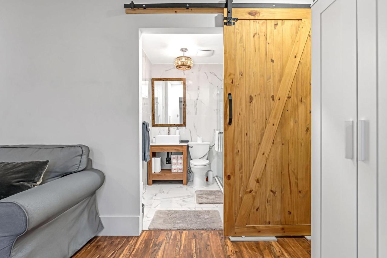 Amazing Fully Renovated Apartment On Queen St. Toronto Bagian luar foto