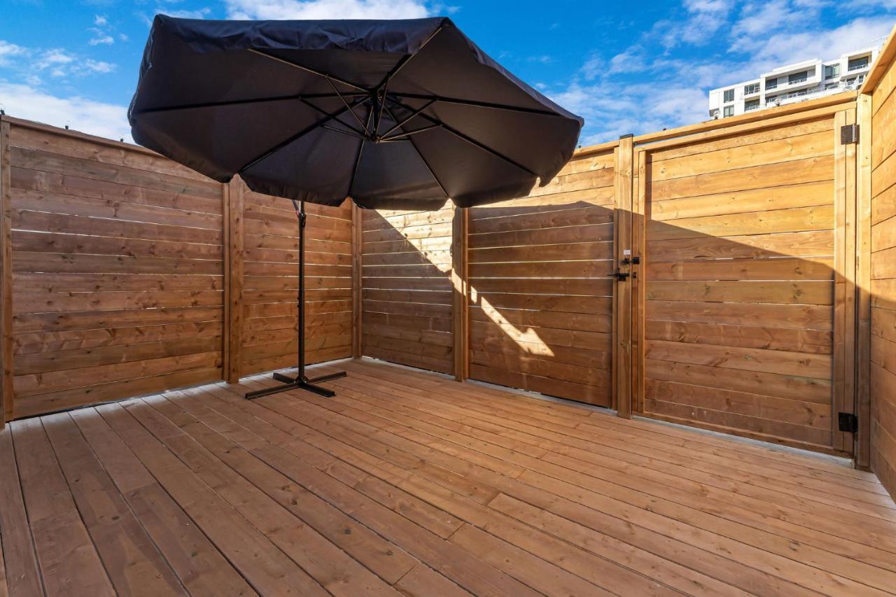 Amazing Fully Renovated Apartment On Queen St. Toronto Bagian luar foto