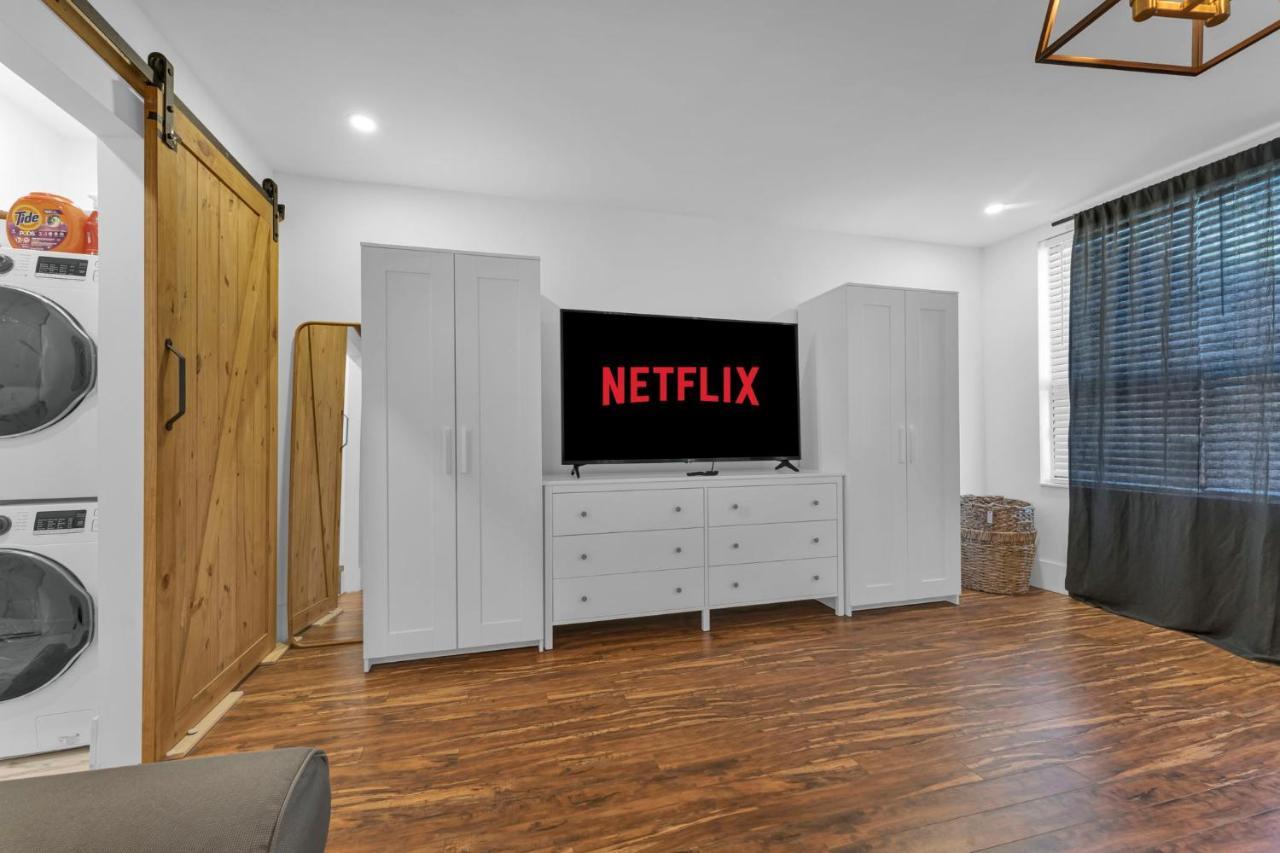 Amazing Fully Renovated Apartment On Queen St. Toronto Bagian luar foto